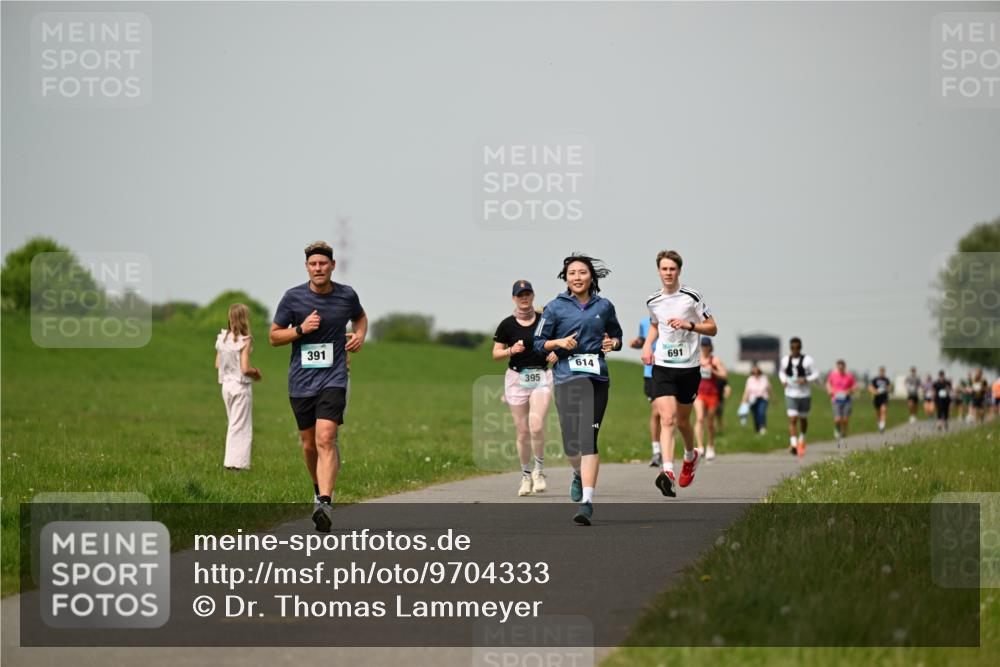 10.05.2026 - 8. Wedeler Halbmarathon Dr. Thomas Lammeyer http://msf.ph/oto/9704333 10.05.2026 11:51:40 Laufen 391, 395, 614, 691 meine-sportfotos.de