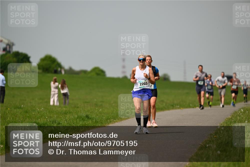 10.05.2026 - 8. Wedeler Halbmarathon Dr. Thomas Lammeyer http://msf.ph/oto/9705195 10.05.2026 11:53:25 Laufen 2203 meine-sportfotos.de