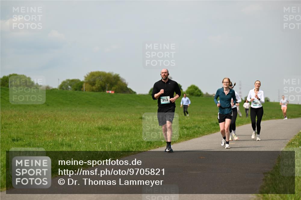10.05.2026 - 8. Wedeler Halbmarathon Dr. Thomas Lammeyer http://msf.ph/oto/9705821 10.05.2026 11:55:55 Laufen 313, 485 meine-sportfotos.de