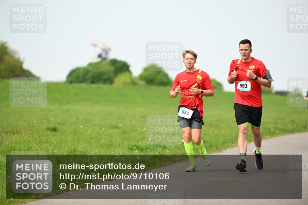 10.05.2026 - 8. Wedeler Halbmarathon Dr. Thomas Lammeyer http://msf.ph/oto/9710106 10.05.2026 12:04:24 Laufen 951, 953 meine-sportfotos.de