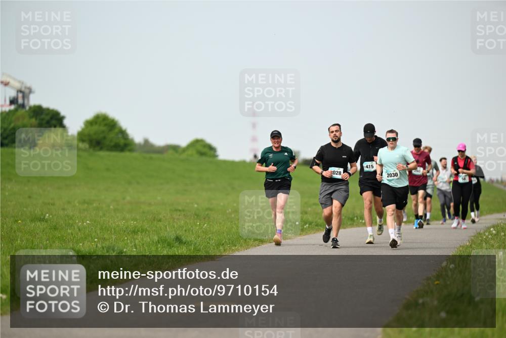 10.05.2026 - 8. Wedeler Halbmarathon Dr. Thomas Lammeyer http://msf.ph/oto/9710154 10.05.2026 12:04:30 Laufen 415, 028, 260, 2030 meine-sportfotos.de