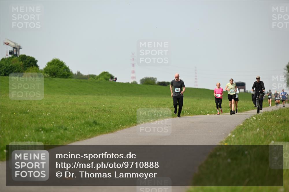 10.05.2026 - 8. Wedeler Halbmarathon Dr. Thomas Lammeyer http://msf.ph/oto/9710888 10.05.2026 12:05:22 Laufen 563, 125 meine-sportfotos.de