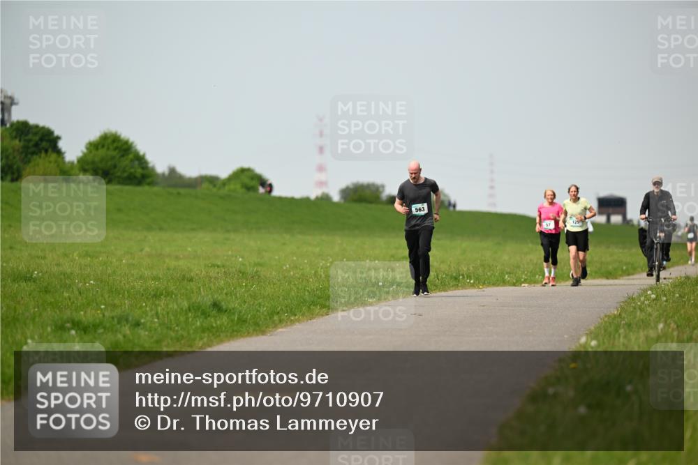 10.05.2026 - 8. Wedeler Halbmarathon Dr. Thomas Lammeyer http://msf.ph/oto/9710907 10.05.2026 12:05:24 Laufen 563 meine-sportfotos.de