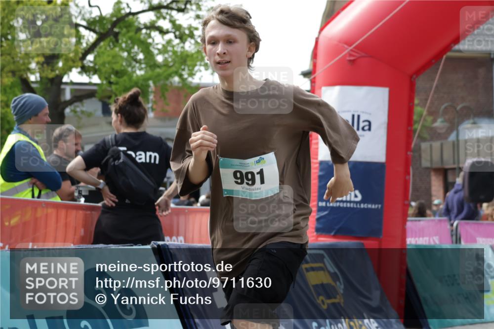 10.05.2026 - 8. Wedeler Halbmarathon Yannick Fuchs http://msf.ph/oto/9711630 10.05.2026 11:24:05 Ziel 991, 1027 meine-sportfotos.de