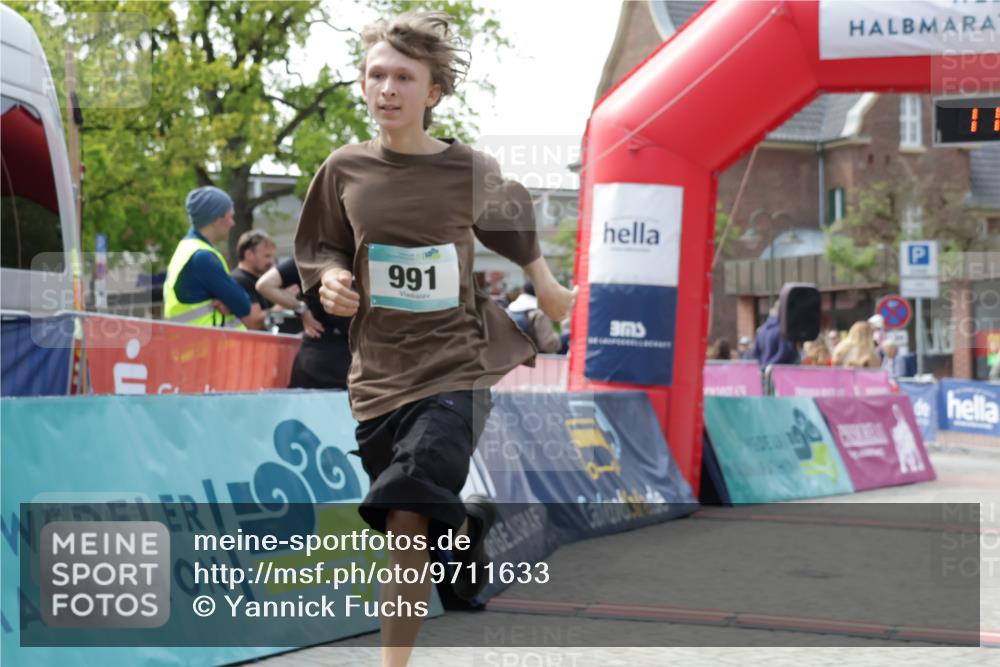 10.05.2026 - 8. Wedeler Halbmarathon Yannick Fuchs http://msf.ph/oto/9711633 10.05.2026 11:24:05 Ziel 991, 1027 meine-sportfotos.de