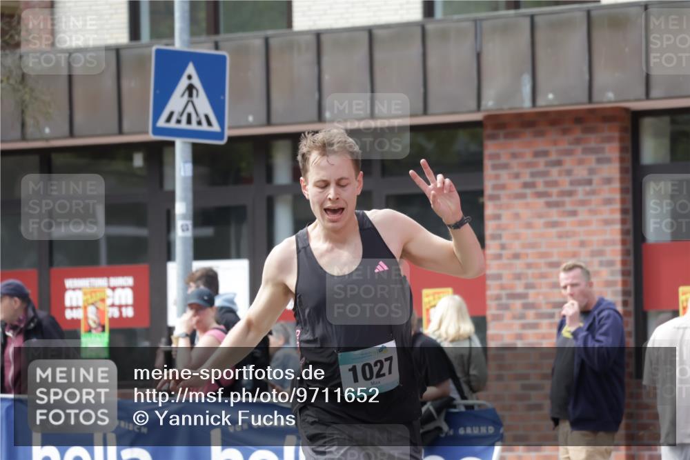 10.05.2026 - 8. Wedeler Halbmarathon Yannick Fuchs http://msf.ph/oto/9711652 10.05.2026 11:24:08 Ziel 991, 1027 meine-sportfotos.de