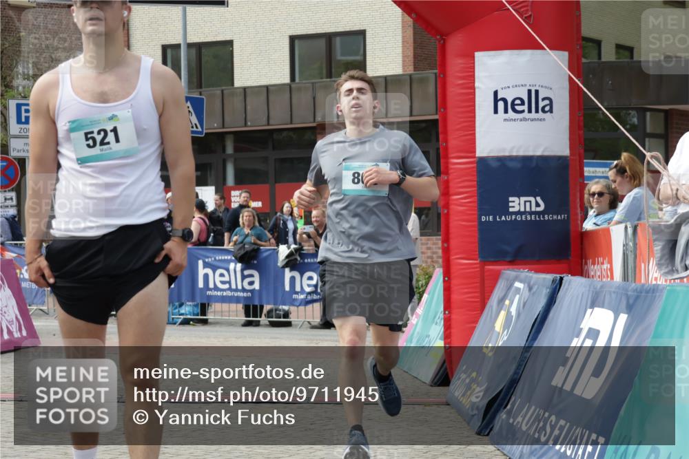 10.05.2026 - 8. Wedeler Halbmarathon Yannick Fuchs http://msf.ph/oto/9711945 10.05.2026 11:24:47 Ziel 99, 521, 808, 2181 meine-sportfotos.de