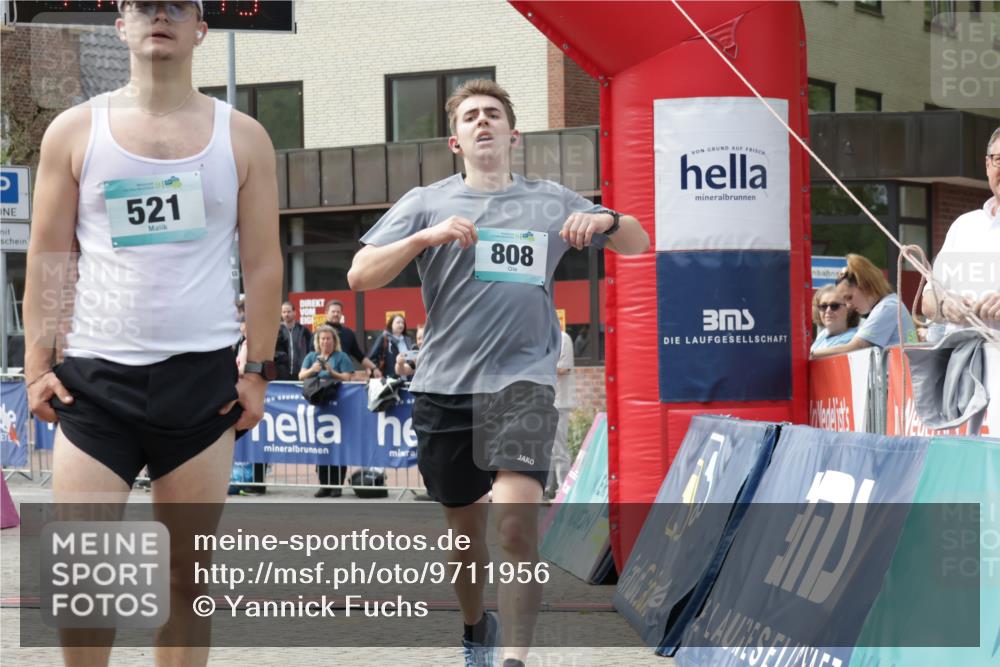 10.05.2026 - 8. Wedeler Halbmarathon Yannick Fuchs http://msf.ph/oto/9711956 10.05.2026 11:24:47 Ziel 99, 521, 808, 2181 meine-sportfotos.de
