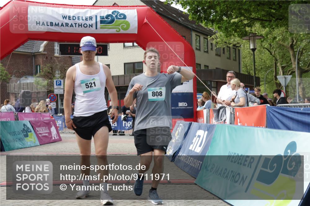 10.05.2026 - 8. Wedeler Halbmarathon Yannick Fuchs http://msf.ph/oto/9711971 10.05.2026 11:24:48 Ziel 99, 808, 2181 meine-sportfotos.de