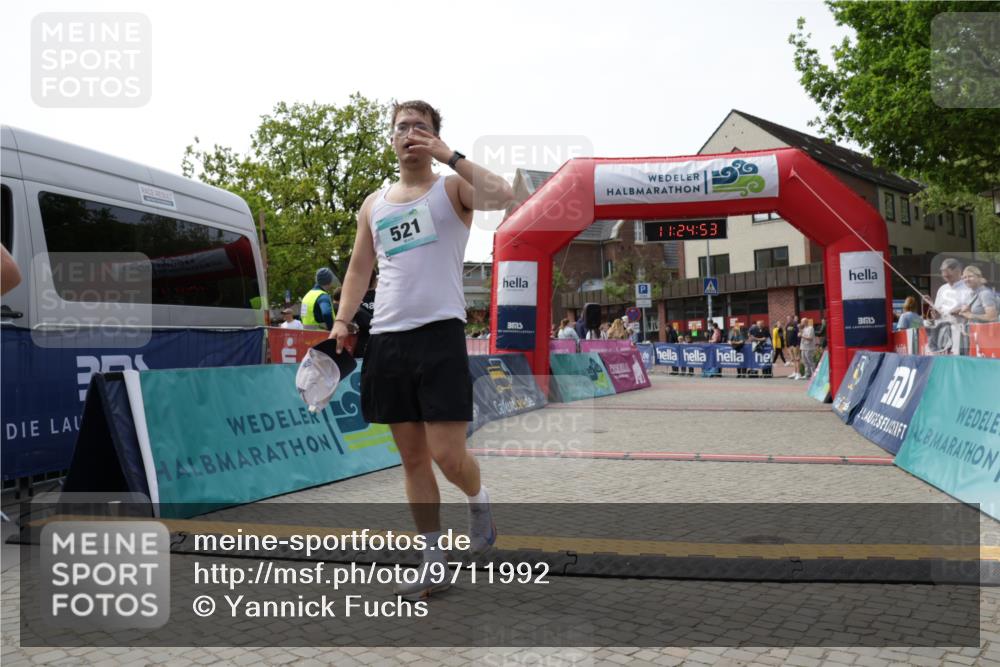 10.05.2026 - 8. Wedeler Halbmarathon Yannick Fuchs http://msf.ph/oto/9711992 10.05.2026 11:24:51 Ziel 808 meine-sportfotos.de