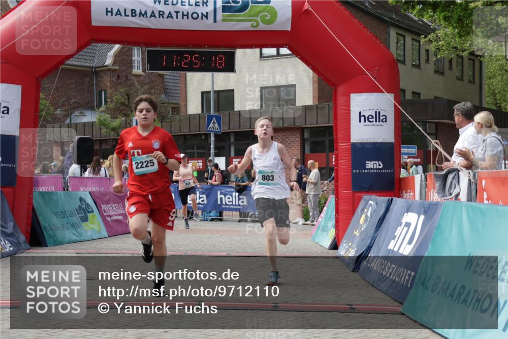 10.05.2026 - 8. Wedeler Halbmarathon Yannick Fuchs http://msf.ph/oto/9712110 10.05.2026 11:25:17 Ziel 803, 838, 2225 meine-sportfotos.de
