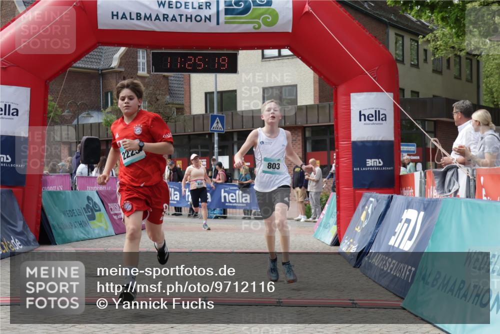 10.05.2026 - 8. Wedeler Halbmarathon Yannick Fuchs http://msf.ph/oto/9712116 10.05.2026 11:25:17 Ziel 803, 838, 2225 meine-sportfotos.de