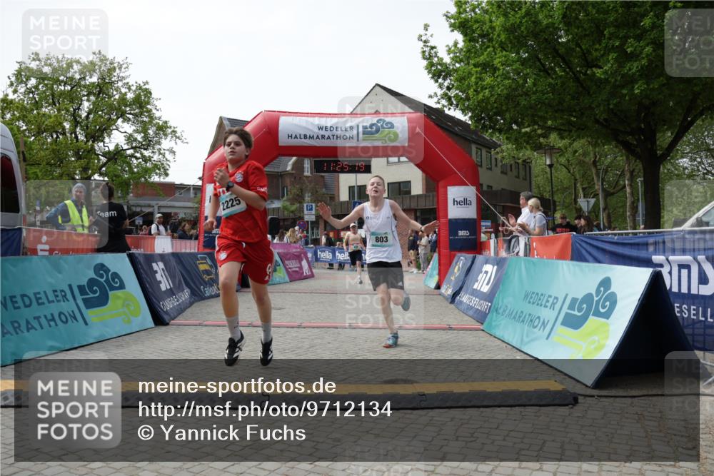 10.05.2026 - 8. Wedeler Halbmarathon Yannick Fuchs http://msf.ph/oto/9712134 10.05.2026 11:25:18 Ziel 803, 838, 2225 meine-sportfotos.de