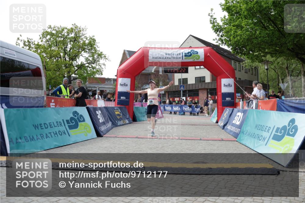 10.05.2026 - 8. Wedeler Halbmarathon Yannick Fuchs http://msf.ph/oto/9712177 10.05.2026 11:25:20 Ziel 561, 803, 838, 884, 2225, 2243 meine-sportfotos.de