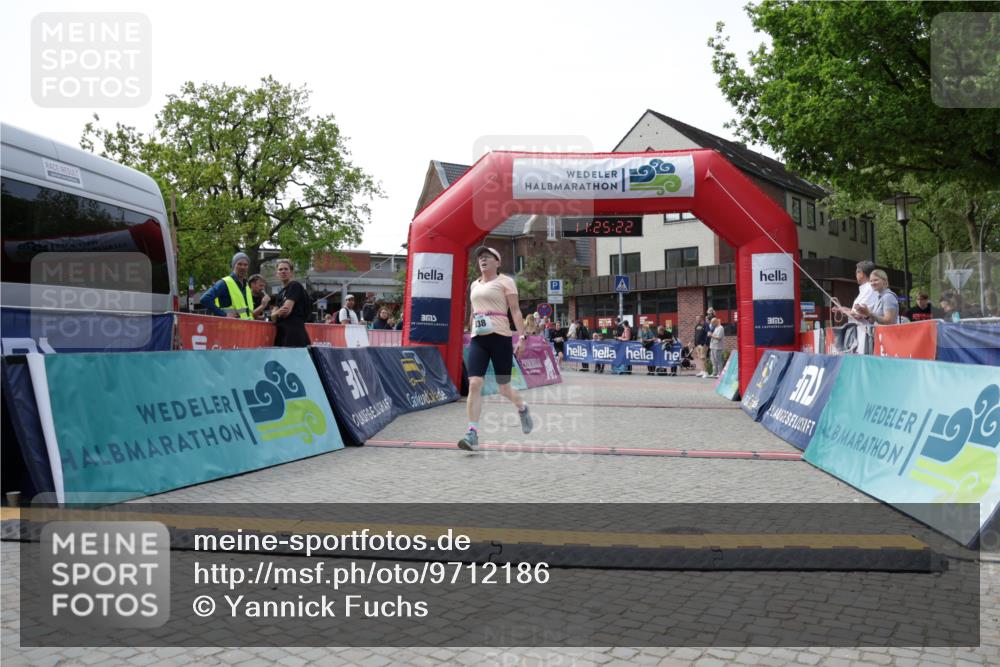 10.05.2026 - 8. Wedeler Halbmarathon Yannick Fuchs http://msf.ph/oto/9712186 10.05.2026 11:25:20 Ziel 561, 803, 838, 884, 2225, 2243 meine-sportfotos.de