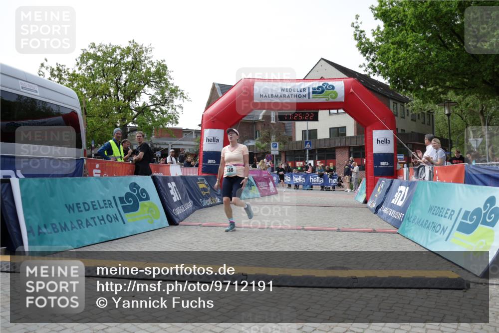 10.05.2026 - 8. Wedeler Halbmarathon Yannick Fuchs http://msf.ph/oto/9712191 10.05.2026 11:25:20 Ziel 561, 803, 838, 884, 2225, 2243 meine-sportfotos.de