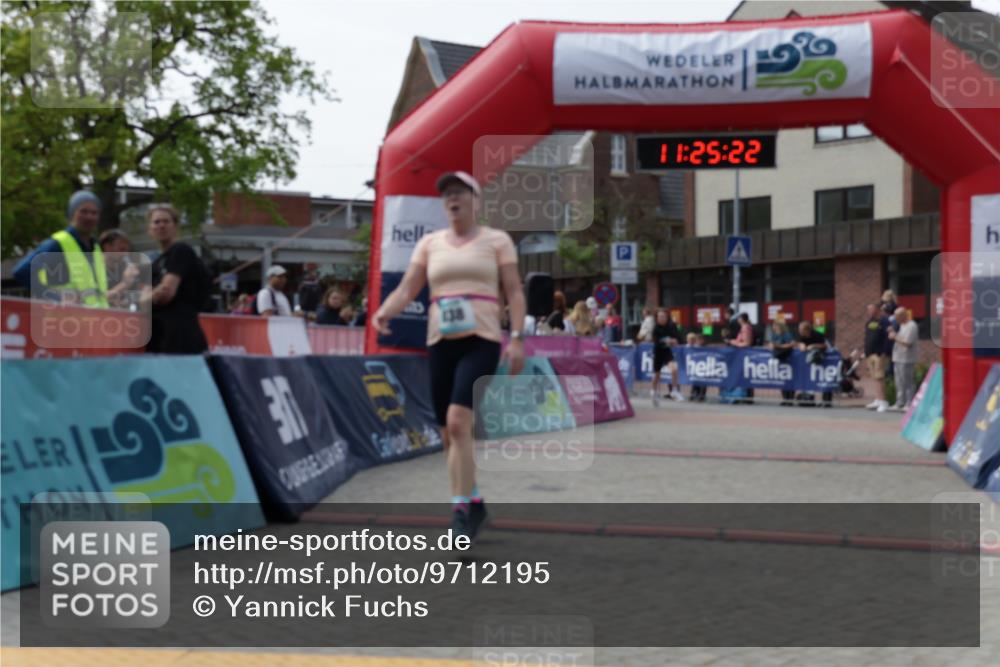 10.05.2026 - 8. Wedeler Halbmarathon Yannick Fuchs http://msf.ph/oto/9712195 10.05.2026 11:25:21 Ziel 561, 803, 838, 884, 2225, 2243 meine-sportfotos.de