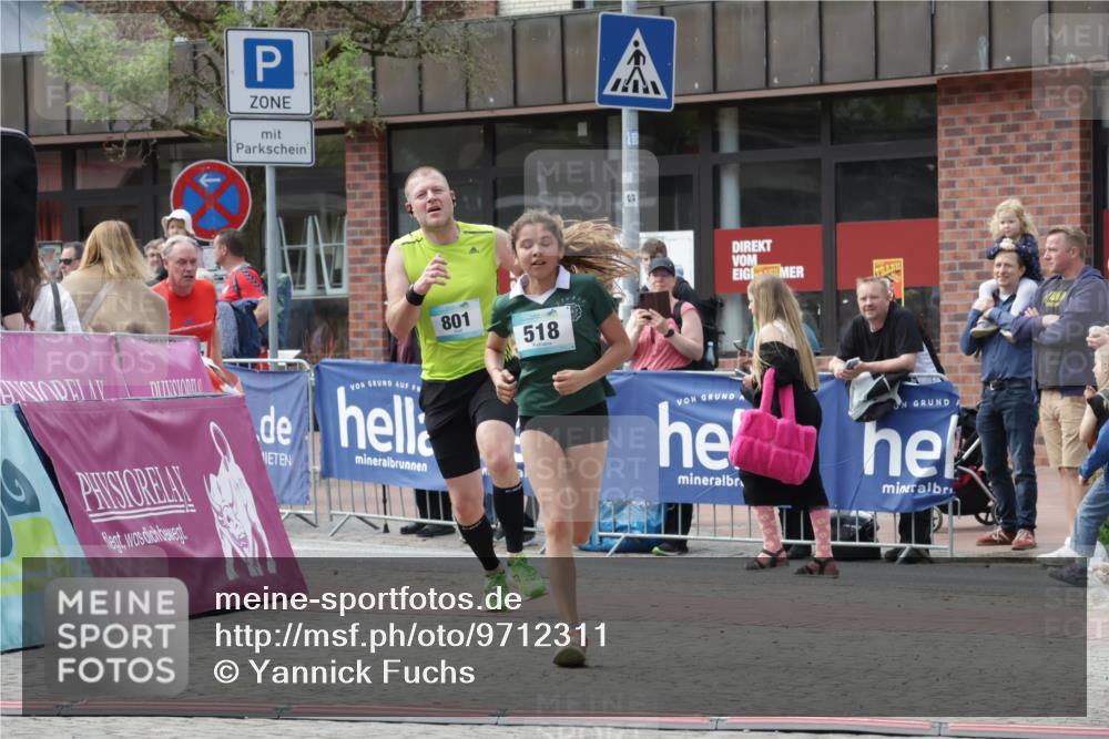 10.05.2026 - 8. Wedeler Halbmarathon Yannick Fuchs http://msf.ph/oto/9712311 10.05.2026 11:25:36 Ziel 518, 801, 2117 meine-sportfotos.de