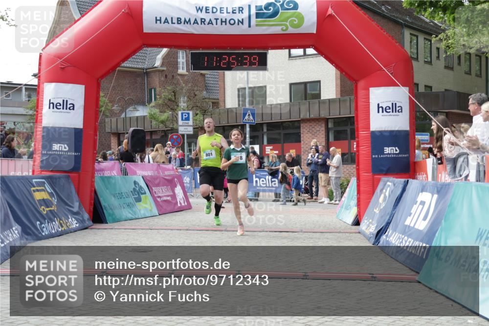 10.05.2026 - 8. Wedeler Halbmarathon Yannick Fuchs http://msf.ph/oto/9712343 10.05.2026 11:25:37 Ziel 518, 801, 2117 meine-sportfotos.de