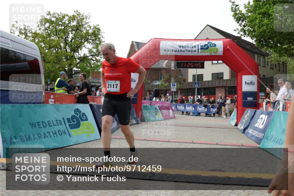 10.05.2026 - 8. Wedeler Halbmarathon Yannick Fuchs http://msf.ph/oto/9712459 10.05.2026 11:25:43 Ziel 518, 801, 2117 meine-sportfotos.de