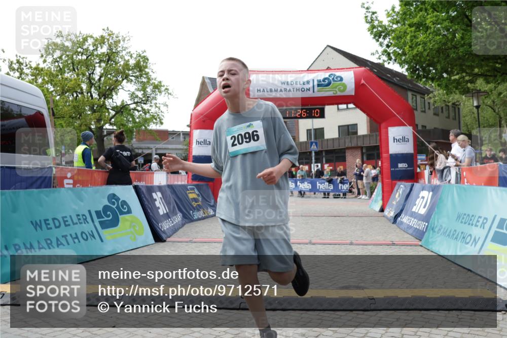10.05.2026 - 8. Wedeler Halbmarathon Yannick Fuchs http://msf.ph/oto/9712571 10.05.2026 11:26:08 Ziel 931, 2096 meine-sportfotos.de