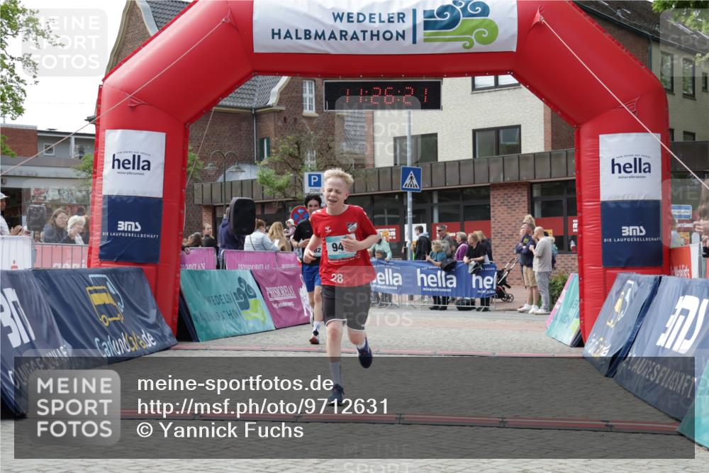10.05.2026 - 8. Wedeler Halbmarathon Yannick Fuchs http://msf.ph/oto/9712631 10.05.2026 11:26:19 Ziel 940, 2046, 2182 meine-sportfotos.de