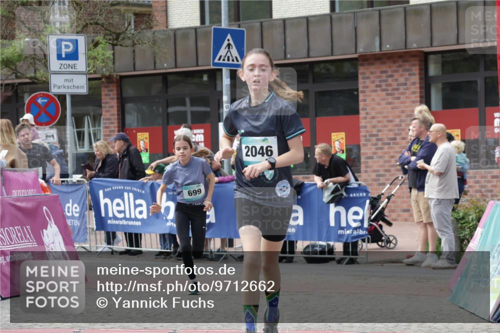 10.05.2026 - 8. Wedeler Halbmarathon Yannick Fuchs http://msf.ph/oto/9712662 10.05.2026 11:26:24 Ziel 572, 699, 841, 842, 940, 2046, 2182 meine-sportfotos.de