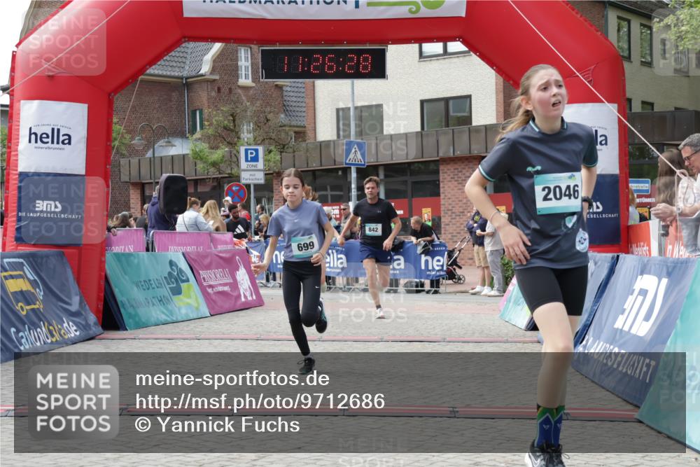 10.05.2026 - 8. Wedeler Halbmarathon Yannick Fuchs http://msf.ph/oto/9712686 10.05.2026 11:26:26 Ziel 572, 699, 841, 842, 2046, 2157, 2182 meine-sportfotos.de