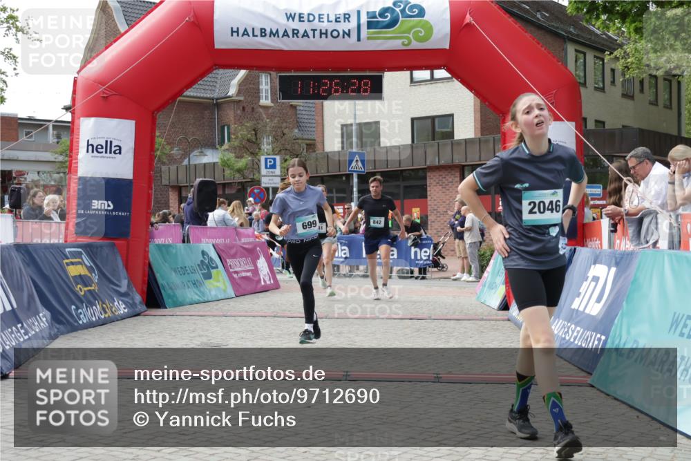 10.05.2026 - 8. Wedeler Halbmarathon Yannick Fuchs http://msf.ph/oto/9712690 10.05.2026 11:26:26 Ziel 572, 699, 841, 842, 2046, 2157, 2182 meine-sportfotos.de