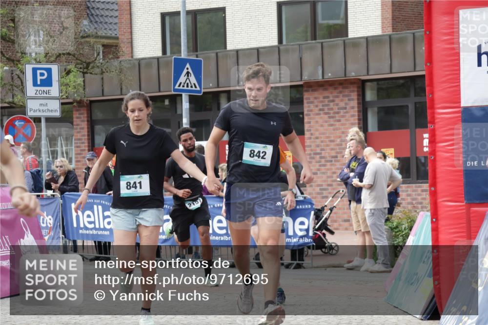 10.05.2026 - 8. Wedeler Halbmarathon Yannick Fuchs http://msf.ph/oto/9712695 10.05.2026 11:26:27 Ziel 572, 699, 841, 842, 2046, 2157 meine-sportfotos.de