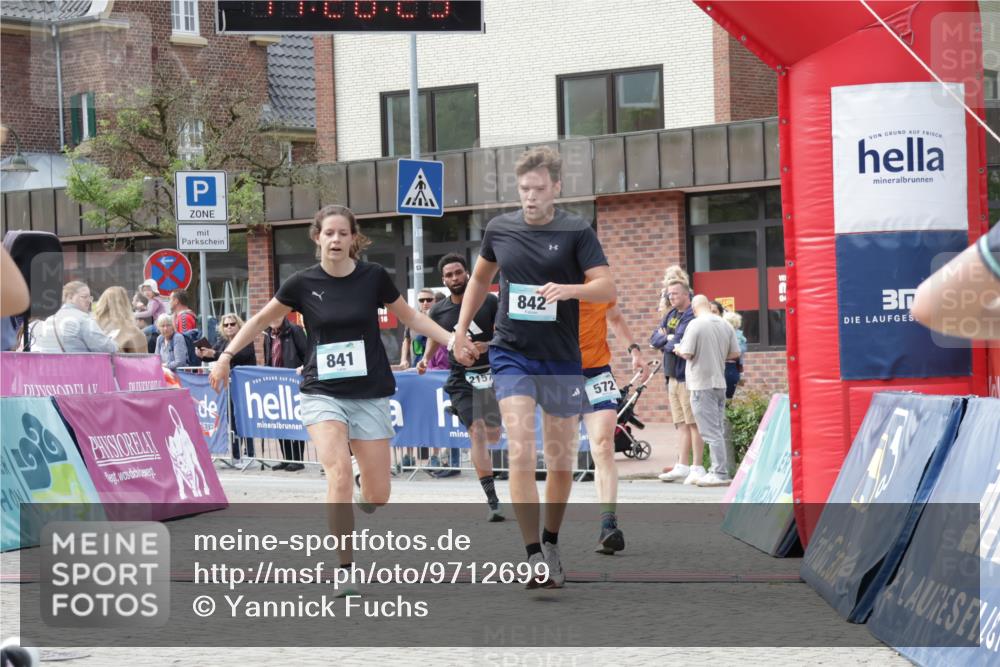 10.05.2026 - 8. Wedeler Halbmarathon Yannick Fuchs http://msf.ph/oto/9712699 10.05.2026 11:26:27 Ziel 572, 699, 841, 842, 2046, 2157 meine-sportfotos.de