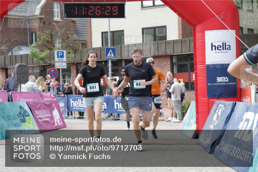 10.05.2026 - 8. Wedeler Halbmarathon Yannick Fuchs http://msf.ph/oto/9712703 10.05.2026 11:26:28 Ziel 572, 699, 841, 842, 2046, 2157 meine-sportfotos.de