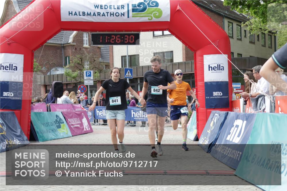 10.05.2026 - 8. Wedeler Halbmarathon Yannick Fuchs http://msf.ph/oto/9712717 10.05.2026 11:26:28 Ziel 572, 699, 841, 842, 2046, 2157 meine-sportfotos.de