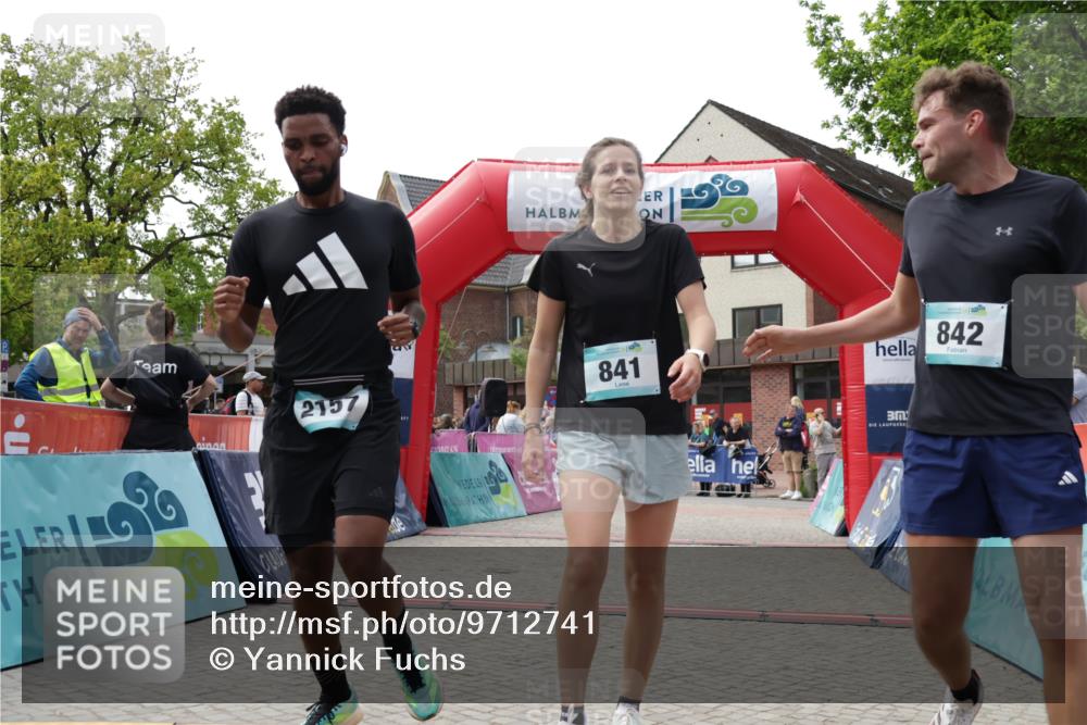 10.05.2026 - 8. Wedeler Halbmarathon Yannick Fuchs http://msf.ph/oto/9712741 10.05.2026 11:26:31 Ziel 572, 699, 841, 842, 2157 meine-sportfotos.de