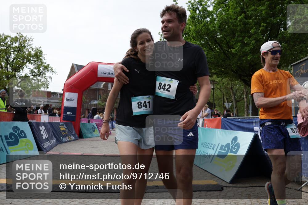 10.05.2026 - 8. Wedeler Halbmarathon Yannick Fuchs http://msf.ph/oto/9712746 10.05.2026 11:26:33 Ziel 572, 841, 842, 2157 meine-sportfotos.de