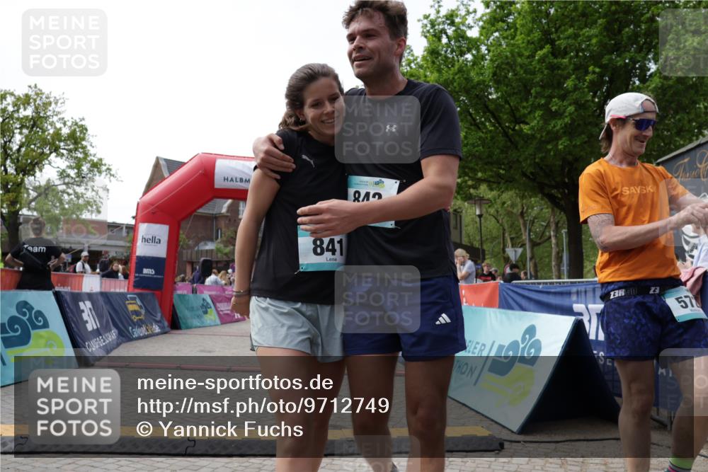 10.05.2026 - 8. Wedeler Halbmarathon Yannick Fuchs http://msf.ph/oto/9712749 10.05.2026 11:26:33 Ziel 572, 841, 842, 2157 meine-sportfotos.de