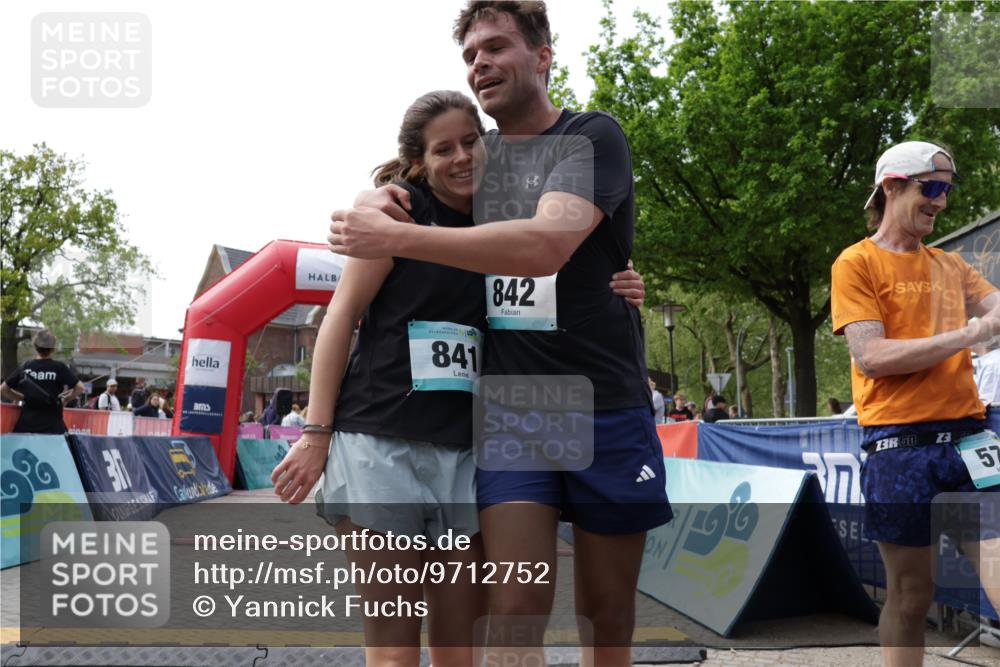 10.05.2026 - 8. Wedeler Halbmarathon Yannick Fuchs http://msf.ph/oto/9712752 10.05.2026 11:26:33 Ziel 572, 841, 842, 2157 meine-sportfotos.de