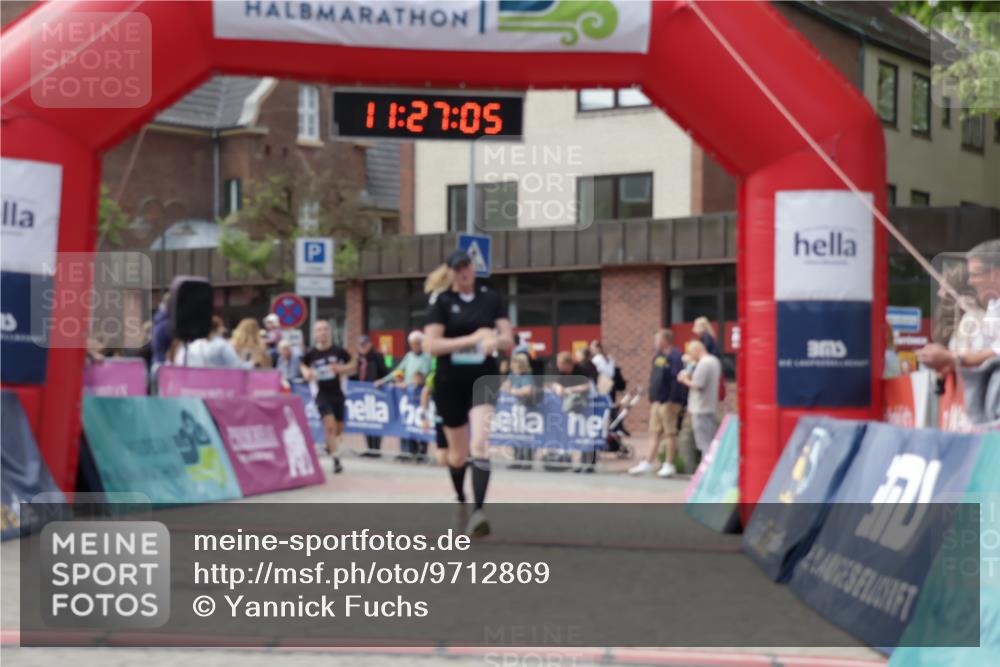 10.05.2026 - 8. Wedeler Halbmarathon Yannick Fuchs http://msf.ph/oto/9712869 10.05.2026 11:27:03 Ziel 60, 565, 967 meine-sportfotos.de