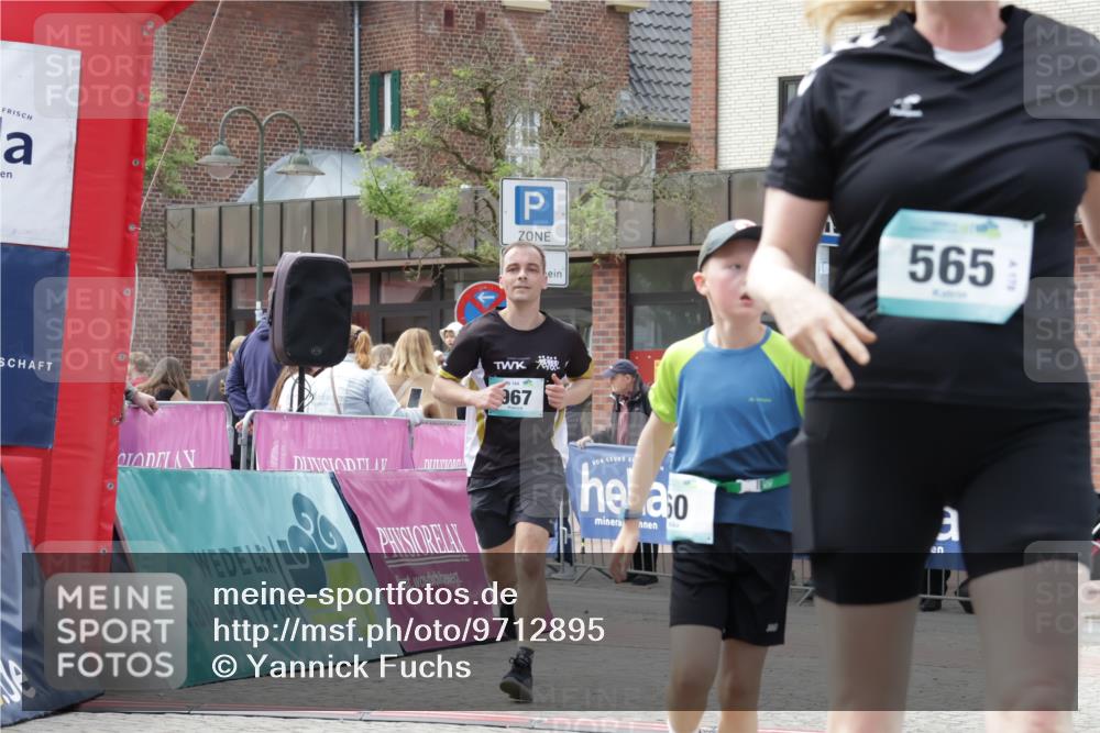 10.05.2026 - 8. Wedeler Halbmarathon Yannick Fuchs http://msf.ph/oto/9712895 10.05.2026 11:27:06 Ziel 60, 565, 967 meine-sportfotos.de