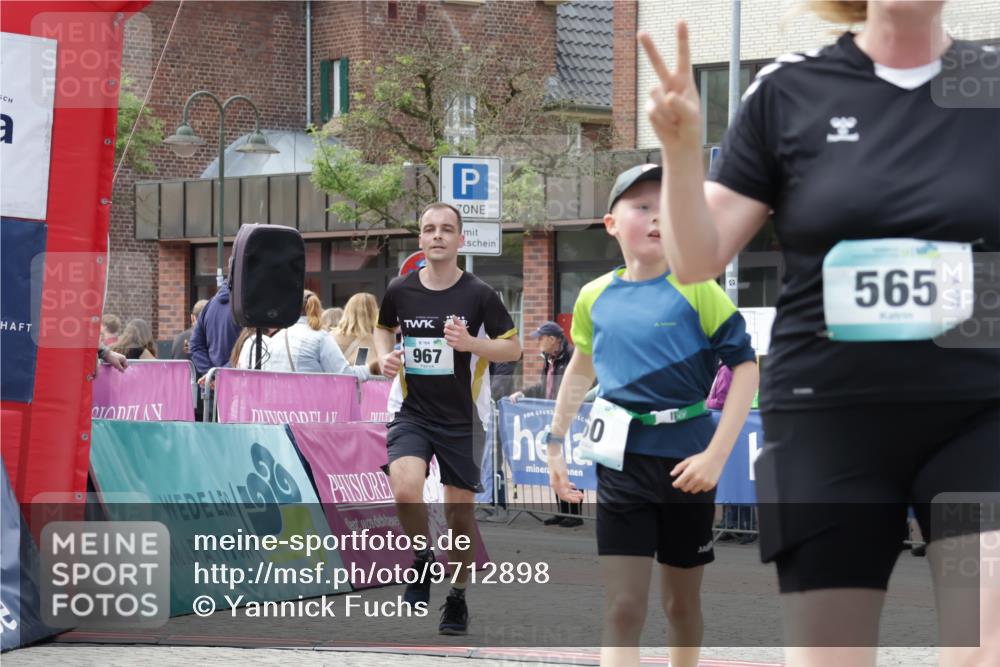 10.05.2026 - 8. Wedeler Halbmarathon Yannick Fuchs http://msf.ph/oto/9712898 10.05.2026 11:27:06 Ziel 60, 565, 967 meine-sportfotos.de