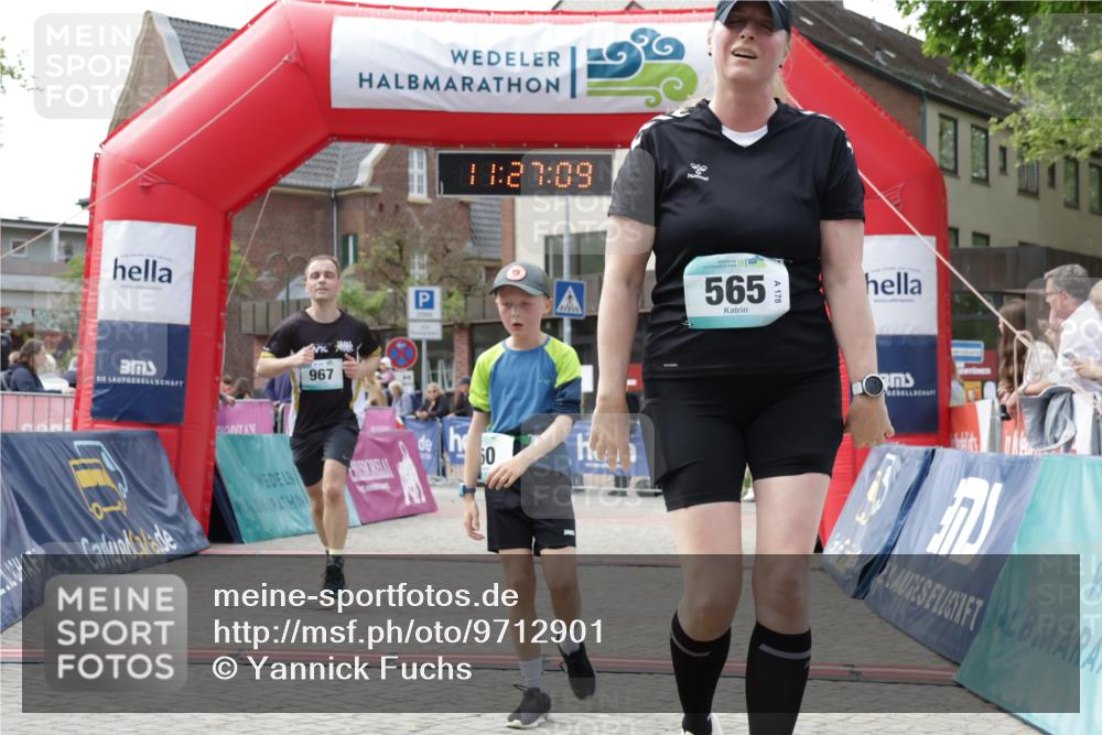 10.05.2026 - 8. Wedeler Halbmarathon Yannick Fuchs http://msf.ph/oto/9712901 10.05.2026 11:27:07 Ziel 60, 565, 967 meine-sportfotos.de