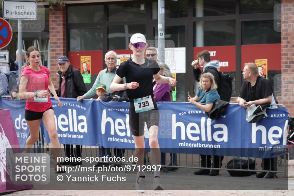 10.05.2026 - 8. Wedeler Halbmarathon Yannick Fuchs http://msf.ph/oto/9712997 10.05.2026 11:27:22 Ziel 230, 735, 2139, 2224 meine-sportfotos.de