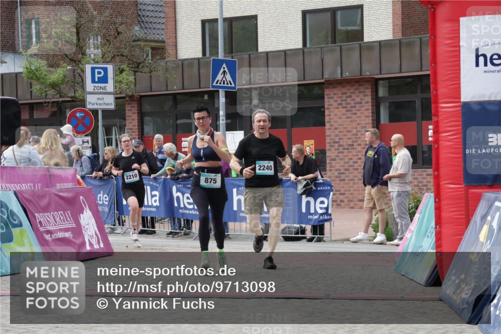 10.05.2026 - 8. Wedeler Halbmarathon Yannick Fuchs http://msf.ph/oto/9713098 10.05.2026 11:27:48 Ziel 875, 2106, 2210, 2240 meine-sportfotos.de