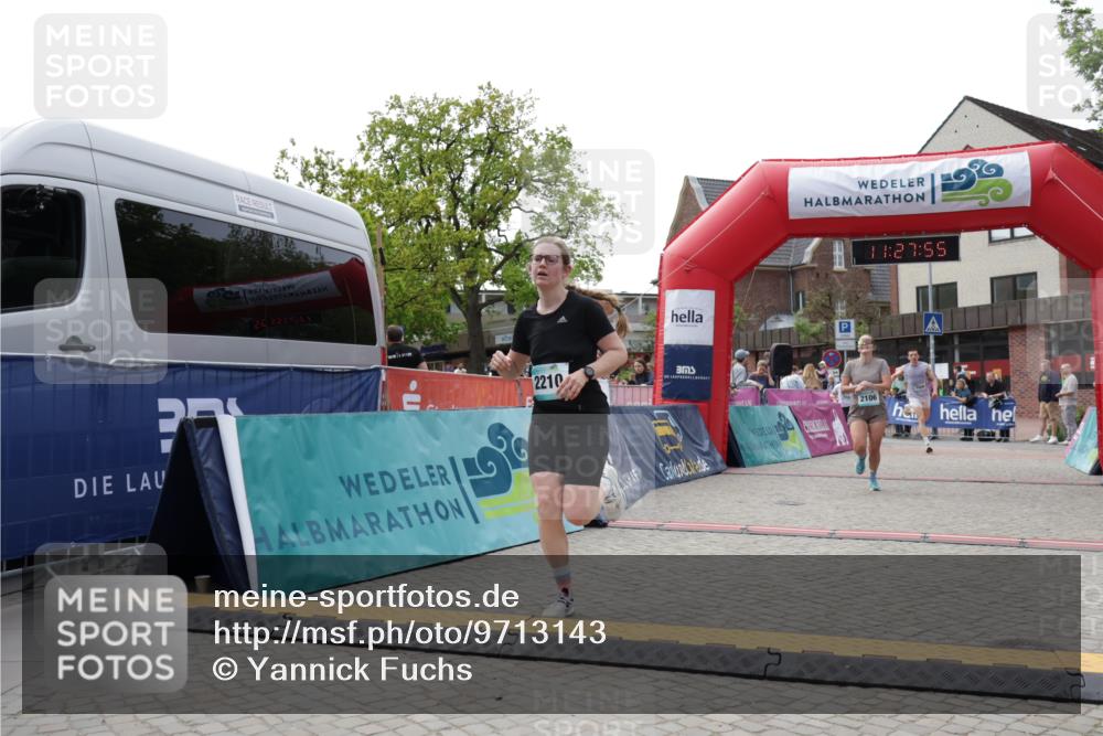 10.05.2026 - 8. Wedeler Halbmarathon Yannick Fuchs http://msf.ph/oto/9713143 10.05.2026 11:27:53 Ziel 875, 882, 1006, 2106, 2210, 2228, 2240 meine-sportfotos.de