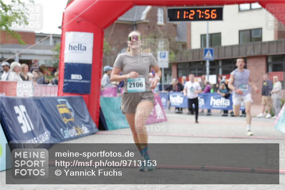 10.05.2026 - 8. Wedeler Halbmarathon Yannick Fuchs http://msf.ph/oto/9713153 10.05.2026 11:27:54 Ziel 875, 882, 1006, 2106, 2210, 2228, 2240 meine-sportfotos.de