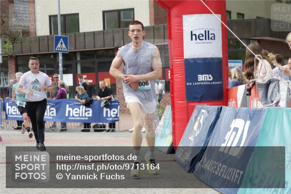 10.05.2026 - 8. Wedeler Halbmarathon Yannick Fuchs http://msf.ph/oto/9713164 10.05.2026 11:27:55 Ziel 875, 882, 1006, 2106, 2210, 2228, 2240 meine-sportfotos.de