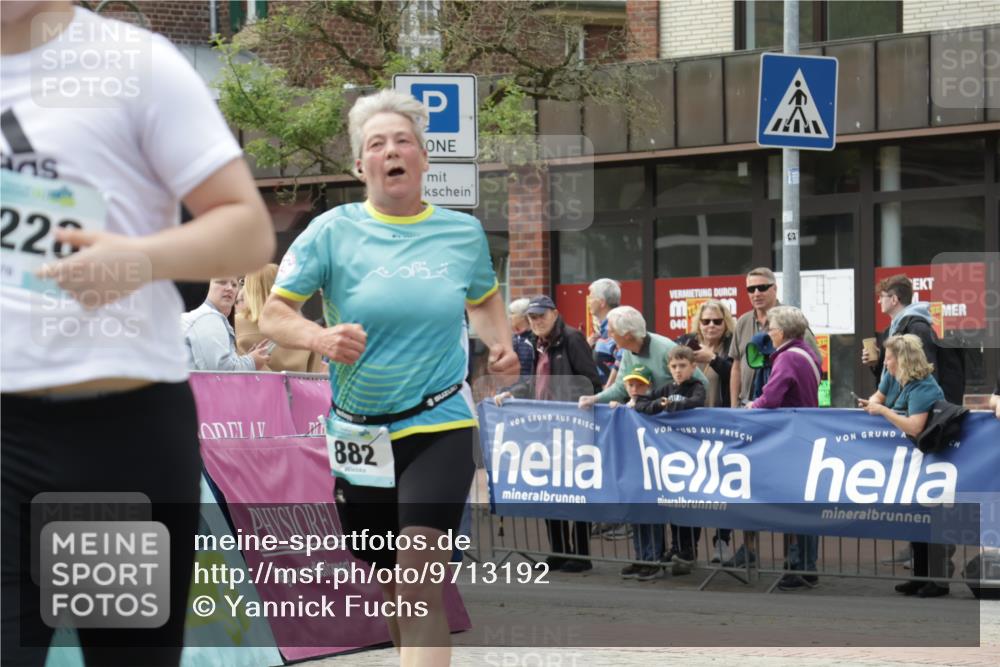 10.05.2026 - 8. Wedeler Halbmarathon Yannick Fuchs http://msf.ph/oto/9713192 10.05.2026 11:27:57 Ziel 882, 1006, 2106, 2210, 2228 meine-sportfotos.de