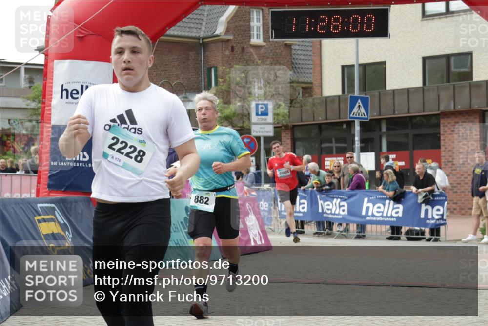 10.05.2026 - 8. Wedeler Halbmarathon Yannick Fuchs http://msf.ph/oto/9713200 10.05.2026 11:27:58 Ziel 882, 1006, 2106, 2228 meine-sportfotos.de
