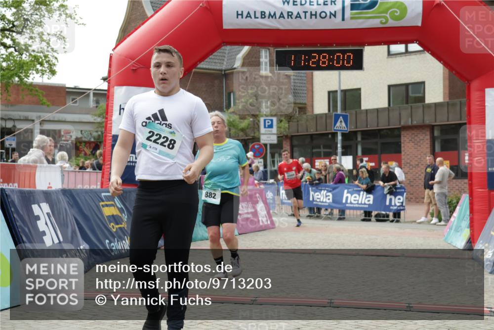 10.05.2026 - 8. Wedeler Halbmarathon Yannick Fuchs http://msf.ph/oto/9713203 10.05.2026 11:27:58 Ziel 882, 1006, 2106, 2228 meine-sportfotos.de