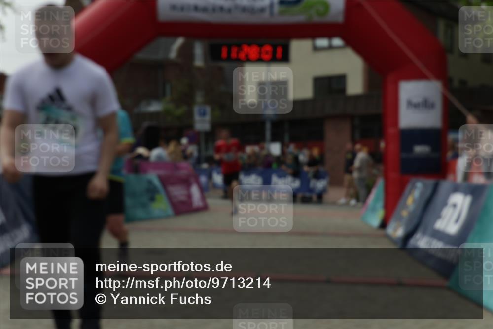 10.05.2026 - 8. Wedeler Halbmarathon Yannick Fuchs http://msf.ph/oto/9713214 10.05.2026 11:27:59 Ziel 882, 1006, 2211, 2228 meine-sportfotos.de